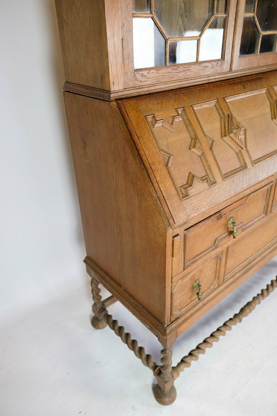 photo furniture Chatol With Upper Cabinet In Oak, England From 1890s