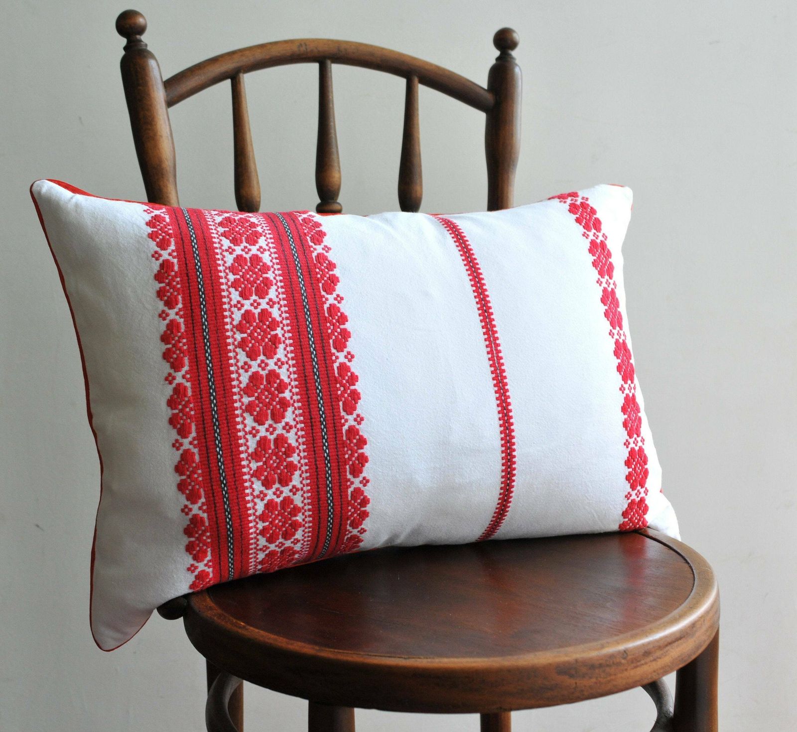 Large Vintage Ethnic Woven Throw Pillowcase   Red And White Decorative Pillow With Satin Piping   Rustic Farmhouse Style Pillow Cover
