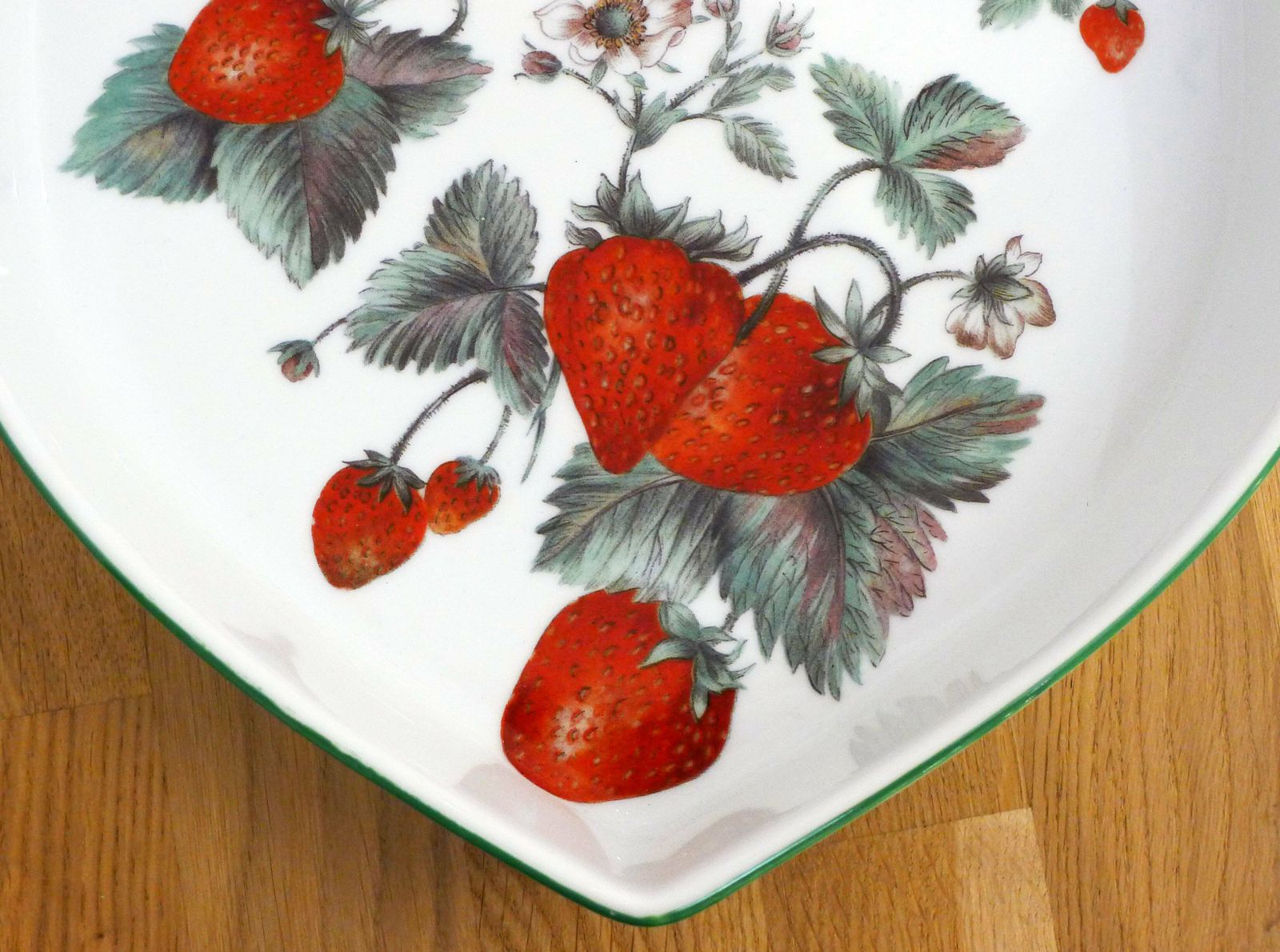 Heart & Strawberries Dish photo 55.0