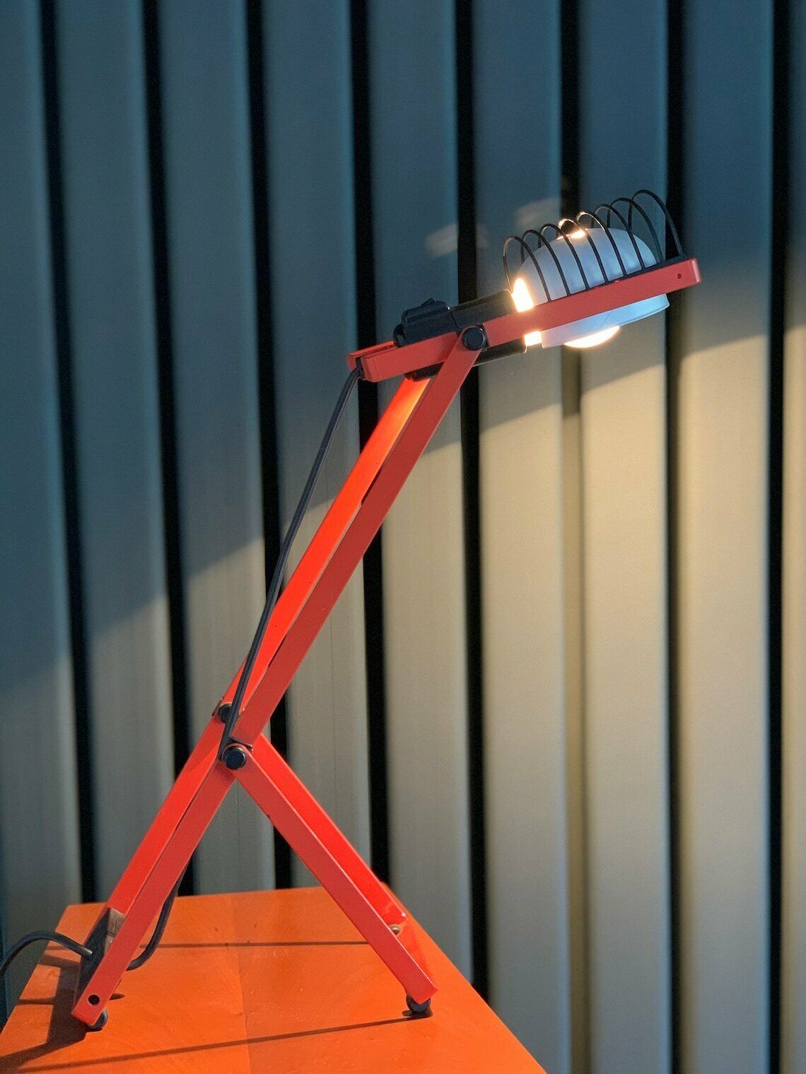 Red Lamp Model "Sintesi" By Tavolo By Ernesto Gismondi For Artemide / Italy 70s photo 390.0