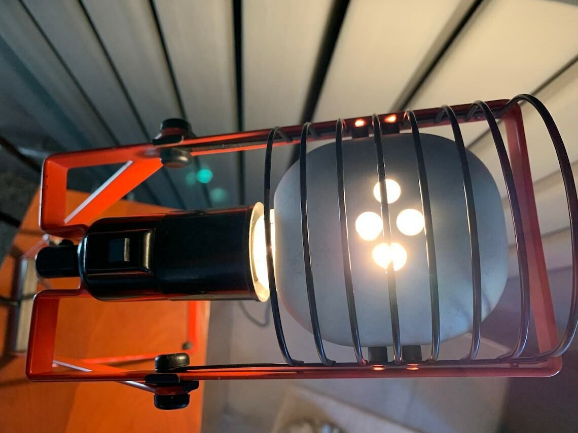 Red Lamp Model "Sintesi" By Tavolo By Ernesto Gismondi For Artemide / Italy 70s photo vinterior