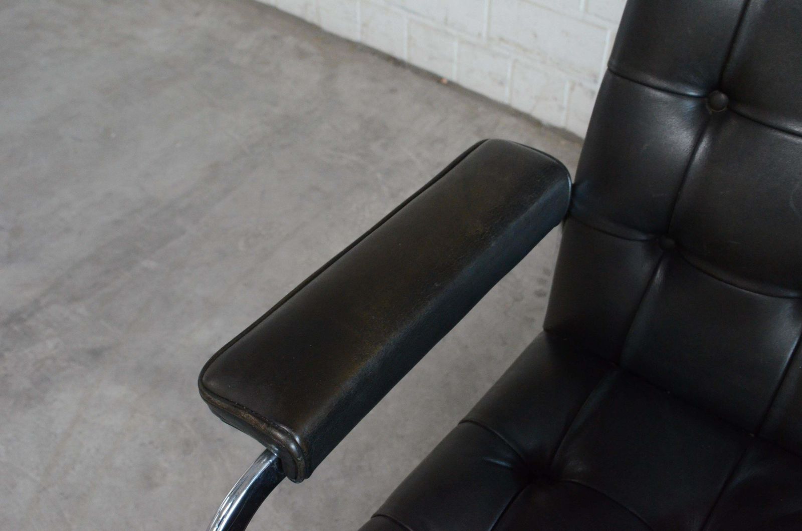 photo furniture Robert Haussmann De Sede Rh 305 High Back Chair Black
