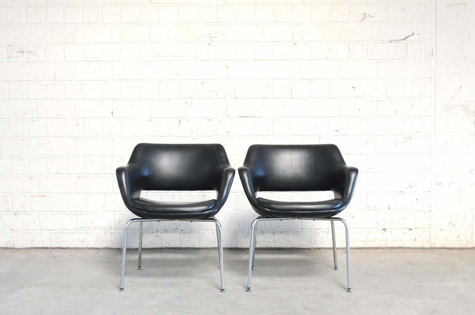 Olli Mannermaa Pair Of Leather Kilta Chair By Eugen Schmidt & Cassina Martela photo for sale