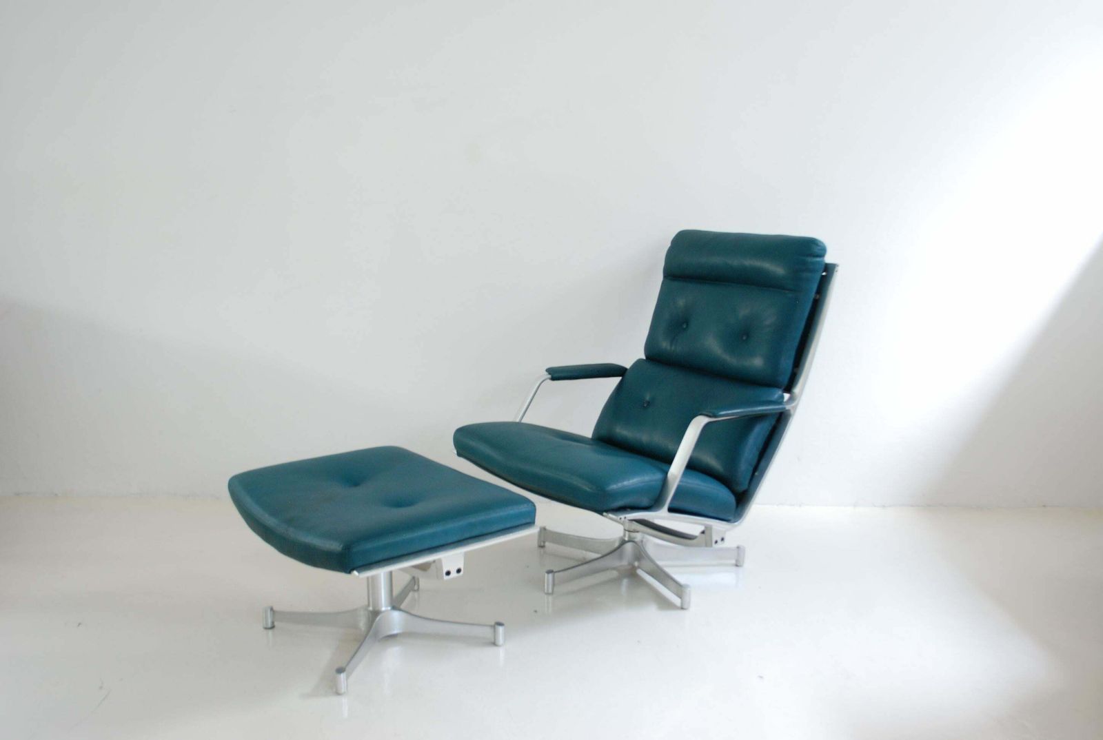 photo vintage Kill International Fk 85 Lounge Chair And Ottoman Petrol By Kastholm & Fabricius