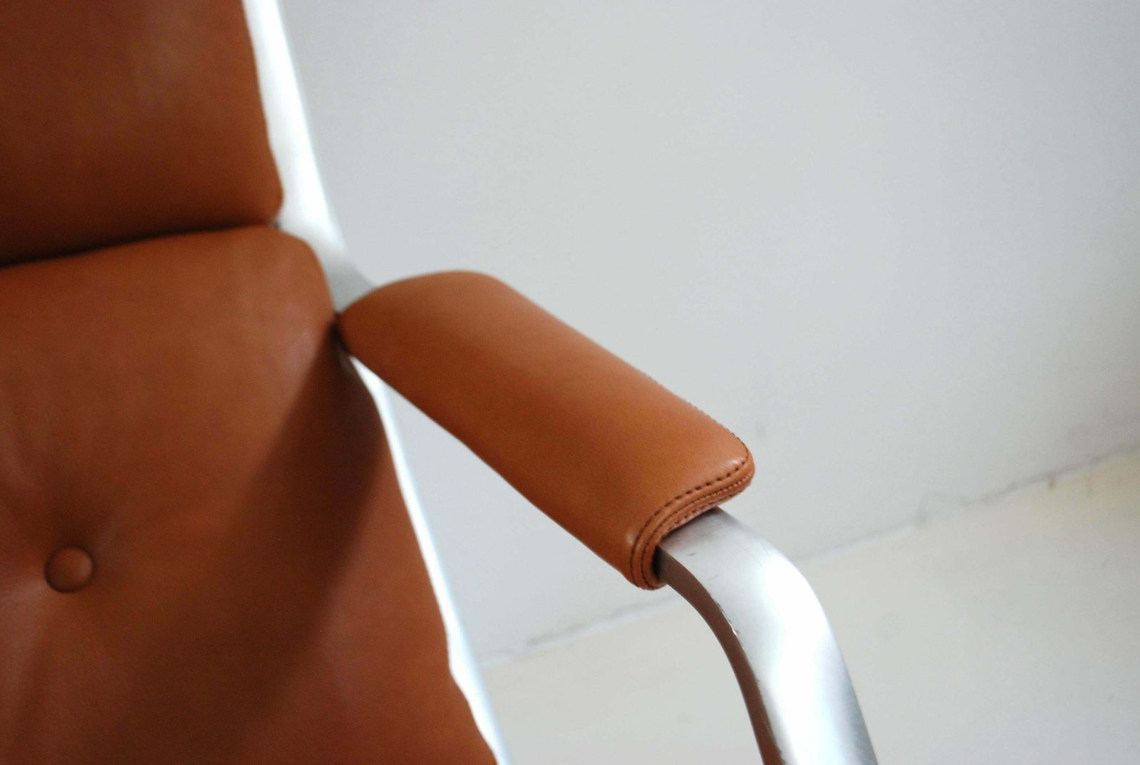photo furniture Kill International Fk 85 Lounge Chair Cognac Natural By Kastholm & Fabricius
