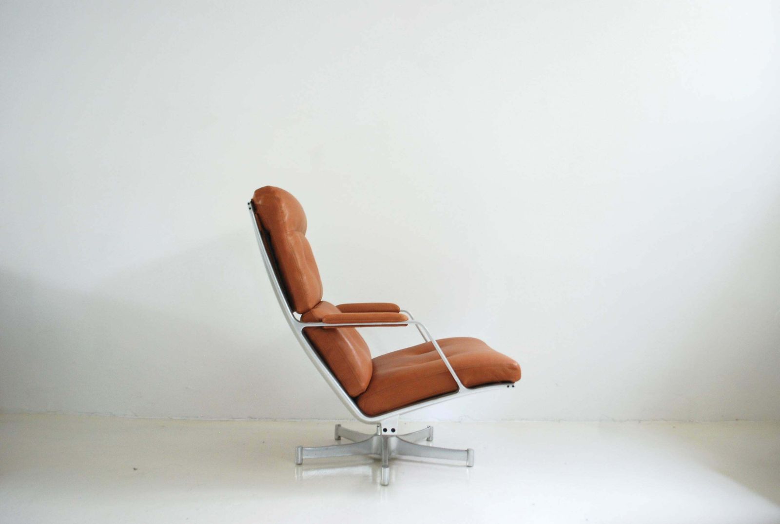 photo vintage Kill International Fk 85 Lounge Chair Cognac Natural By Kastholm & Fabricius