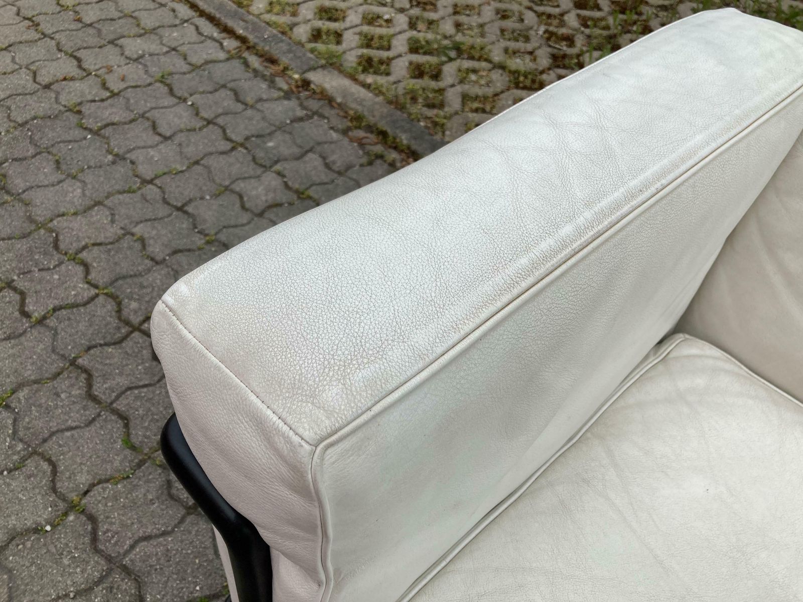 Furniture Le Corbusier Lc2 White Leather Sofa By Cassina photo