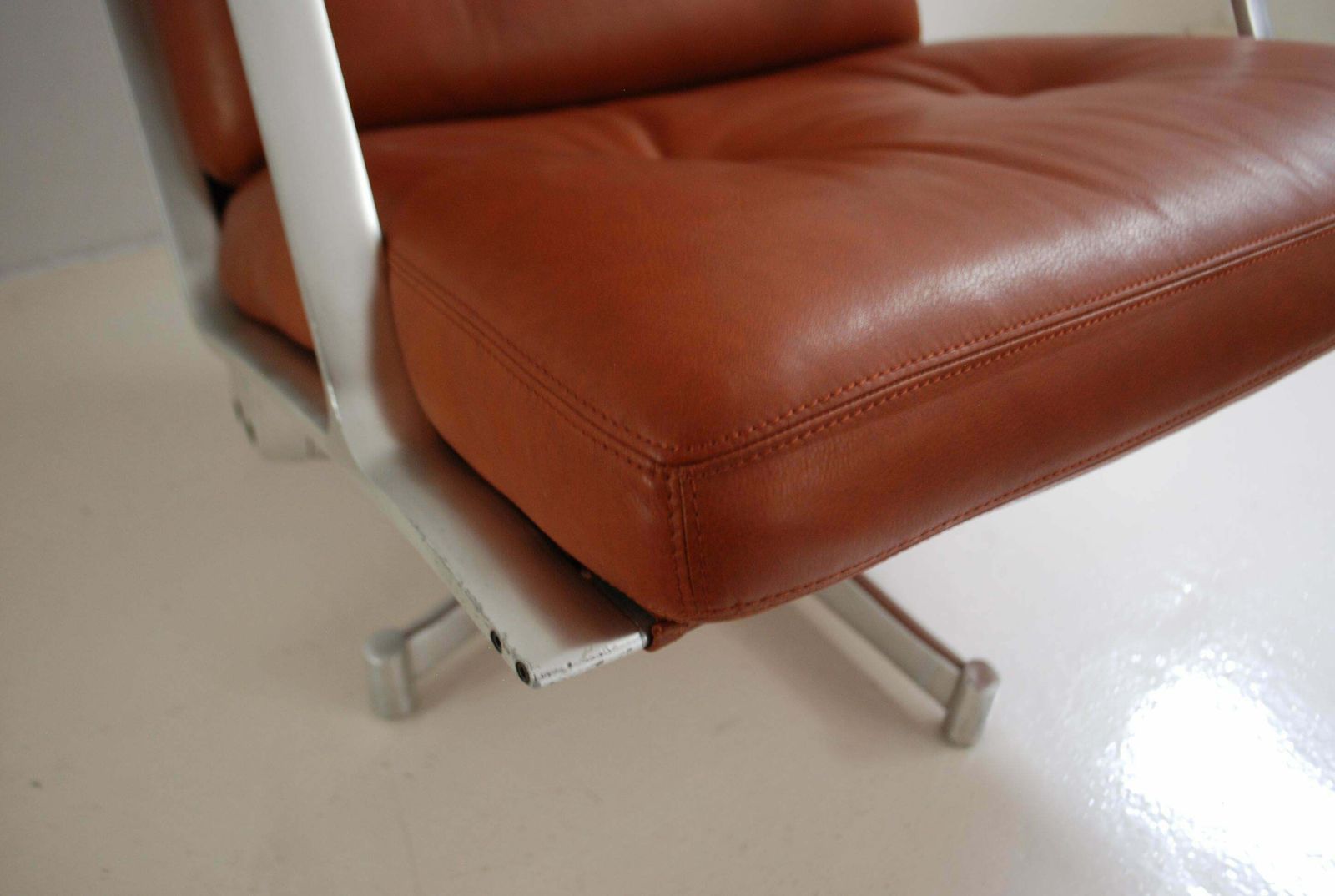 photo furniture Kill International Fk 85 Lounge Chair Red Cognac By Kastholm & Fabricius