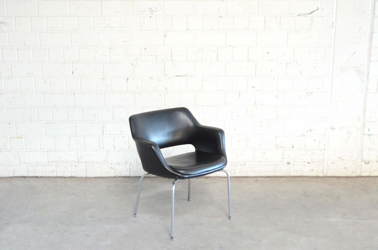 photo furniture Olli Mannermaa Pair Of Leather Kilta Chair By Eugen Schmidt & Cassina Martela