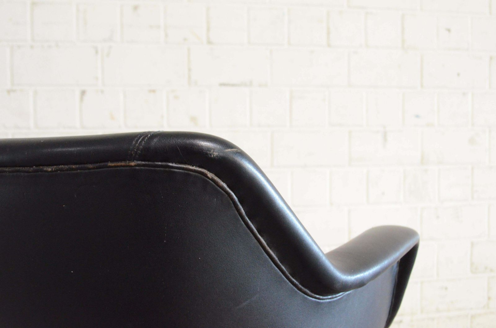 photo vintage Olli Mannermaa Pair Of Leather Kilta Chair By Eugen Schmidt & Cassina Martela