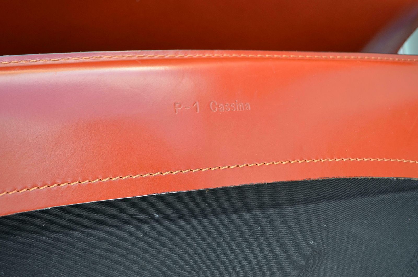 photo vintage Cassina Taxi 414 Leather Lounge Chair Armchair China Red / Ox Red