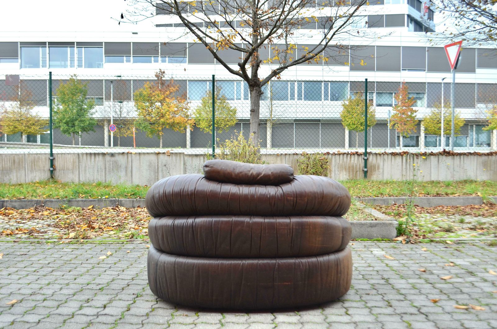 photo vinterior Zanotta Model Straccio De Pas, D''Urbino, Lomazzi Original Lounge Leather Chair