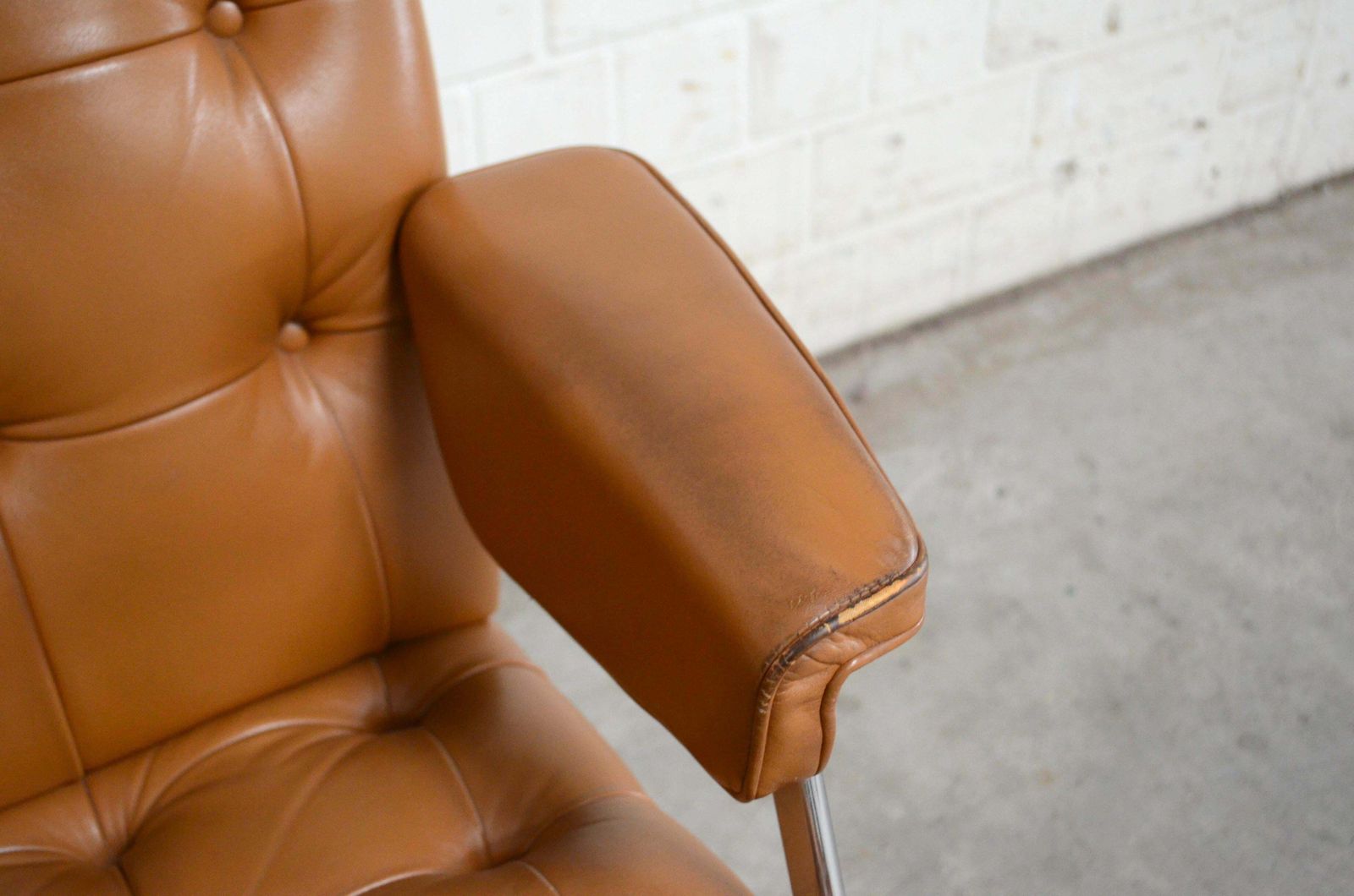photo buy Robert Haussmann De Sede Rh 305/ 304 Unesco Softpad Chairs Chair Cognac
