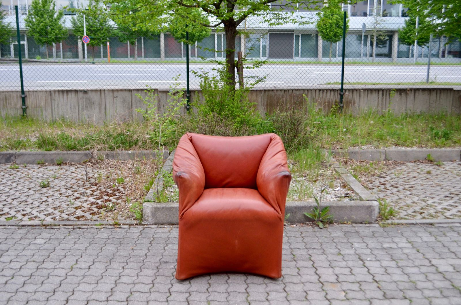 photo vinterior Cassina Model Tentazione Mario Bellini Small Armchair Chair Oxred Leather