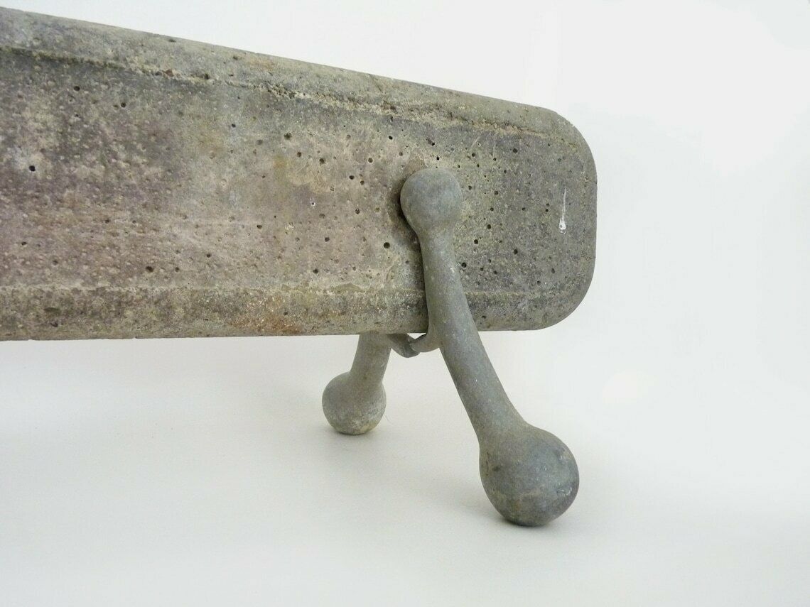 Barre de cheminée en béton et socle en fonte. Ancien radiateur électrique. photo Décoration