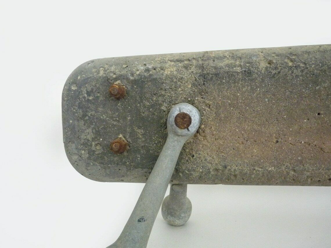 Barre de cheminée en béton et socle en fonte. Ancien radiateur électrique. photo vinterior