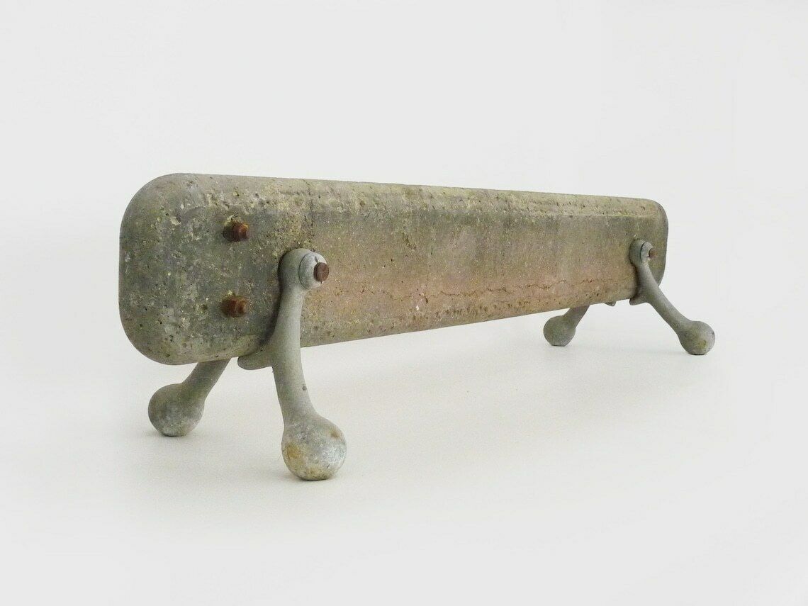 Barre de cheminée en béton et socle en fonte. Ancien radiateur électrique. photo buy