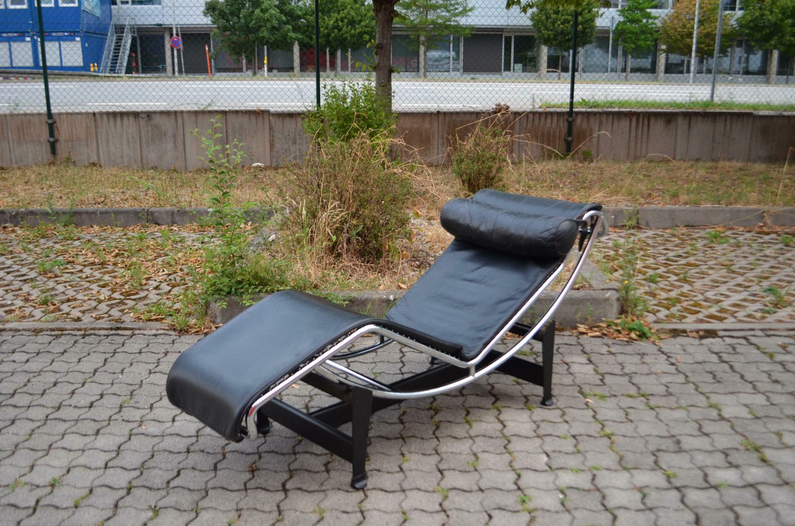 photo for sale Le Corbusier Lc4 Black Leather Chaise Chaiselongue By Cassina