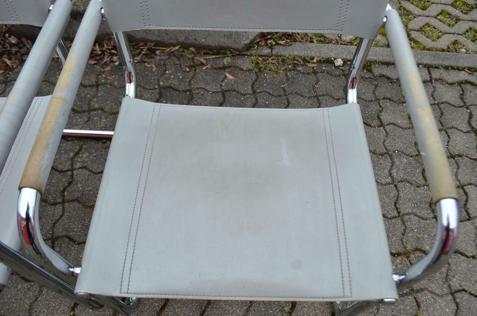 photo vintage Vintage Italy Light Grey Leather Dining Chairs Armchairs Cantilever Set Of 4