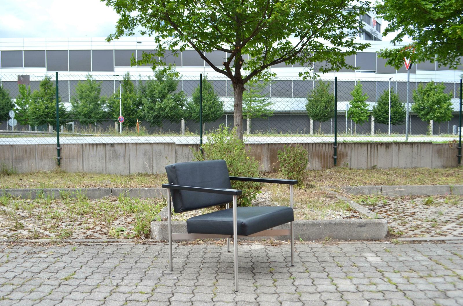 Hans Gugelot Minimalist Leather Lounge Chair Gs1076 Armchair Habit photo for sale