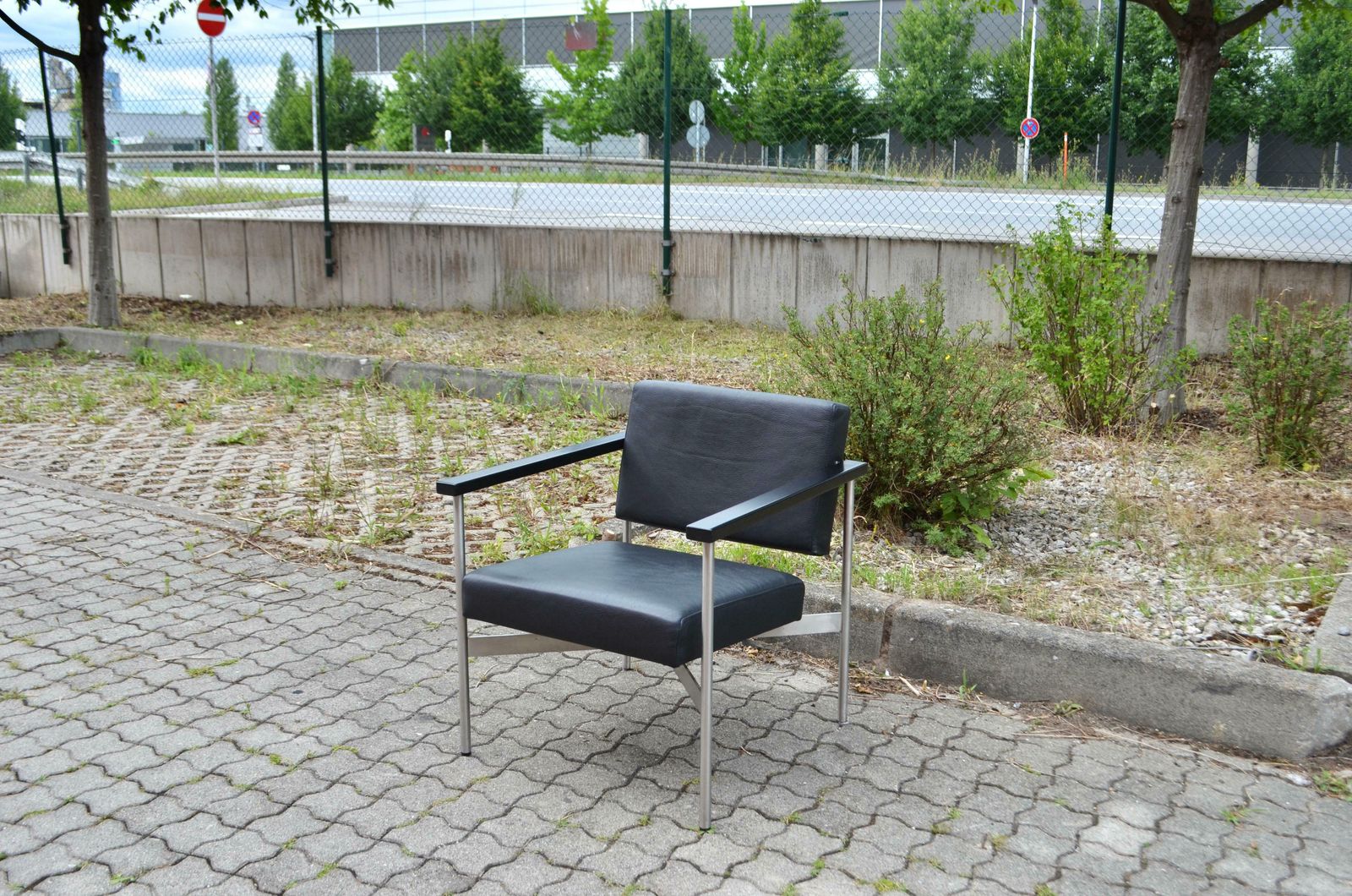 Hans Gugelot Minimalist Leather Lounge Chair Gs1076 Armchair Habit photo vinterior