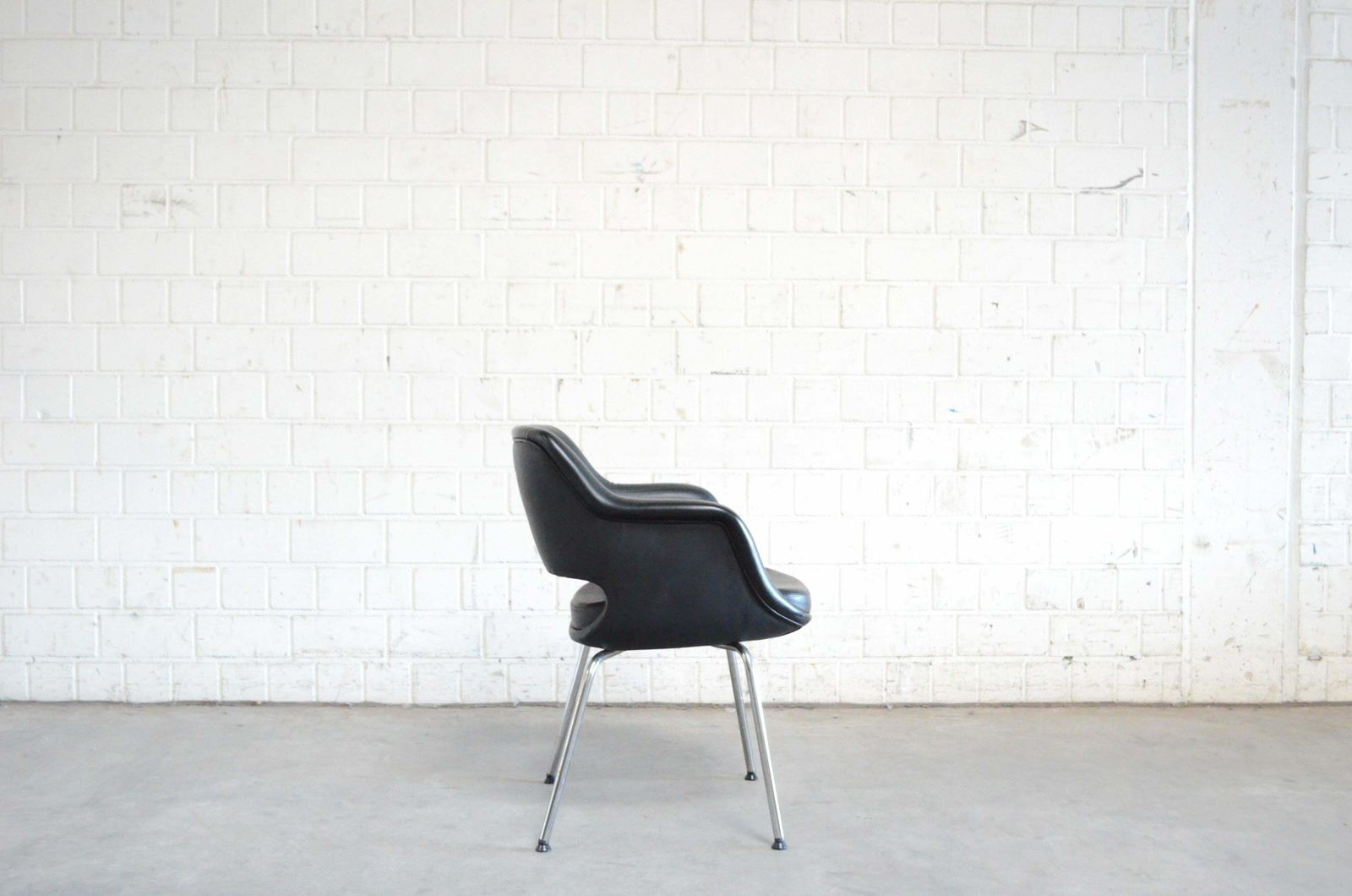 photo furniture Olli Mannermaa Pair Of Leather Kilta Chair By Eugen Schmidt & Cassina Martela