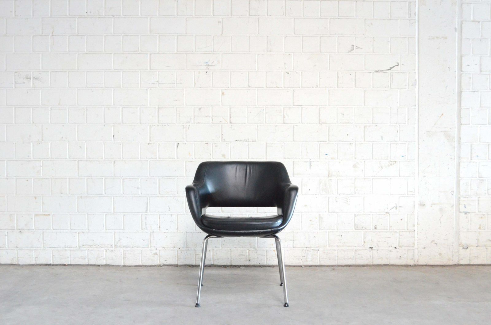 photo buy Olli Mannermaa Pair Of Leather Kilta Chair By Eugen Schmidt & Cassina Martela