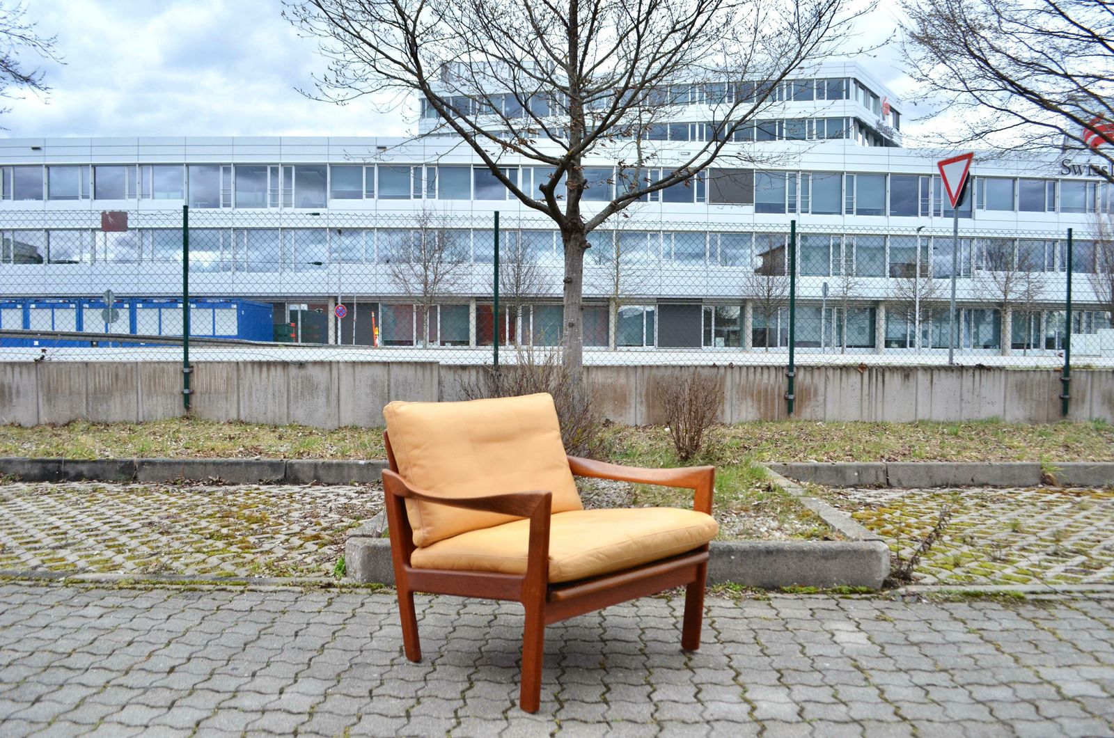 photo furniture Illum Wikkelsø Wikkelsoe Leather Teak Armchair Chair Ocher Niels Eilersen 1 Of 3