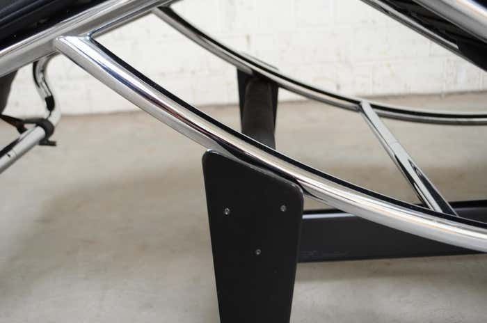 photo furniture Le Corbusier Lc4 Black Leather Chaise Chaise Longue By Cassina