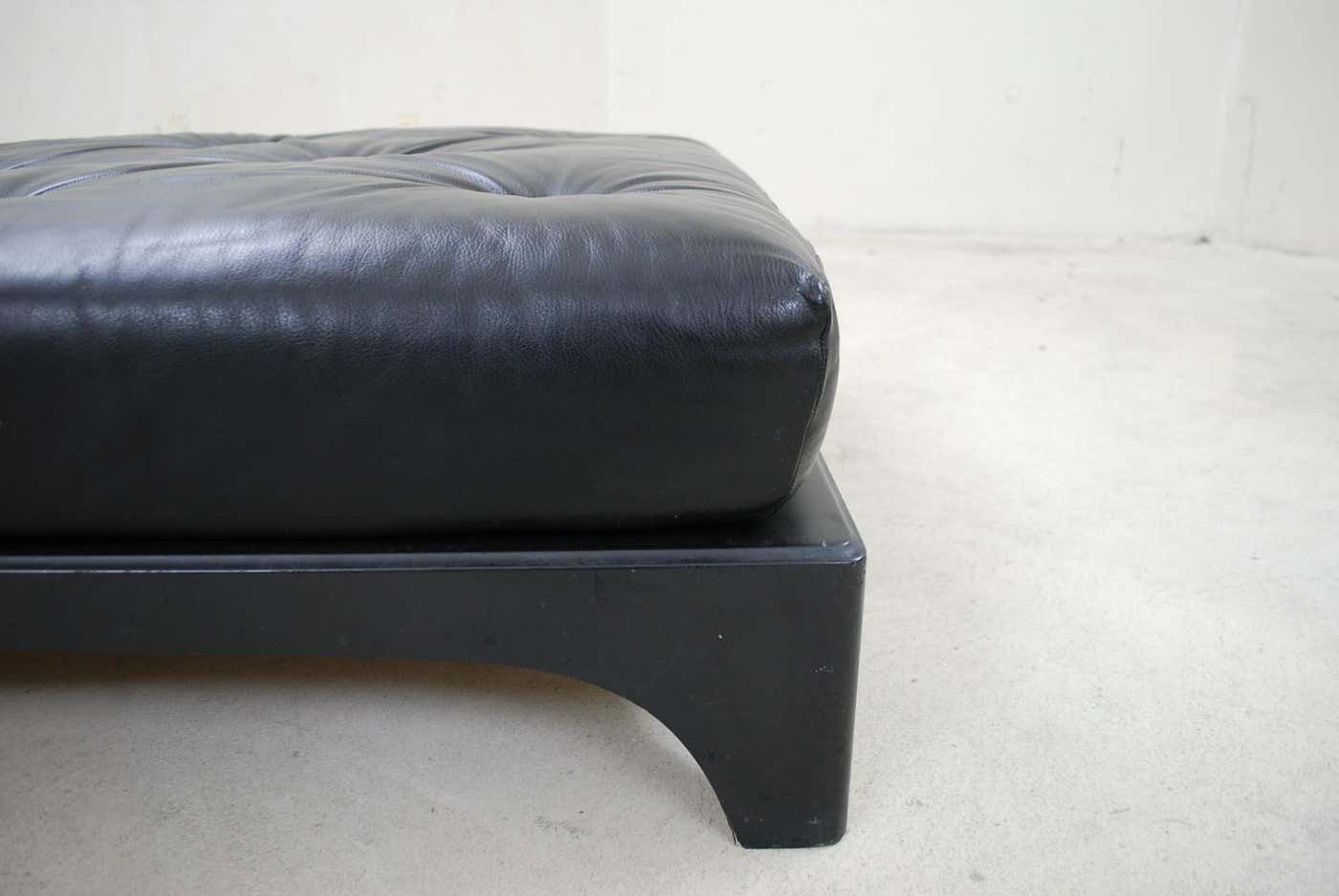 photo vinterior Vintage Fibreglass Black Leather Daybed
