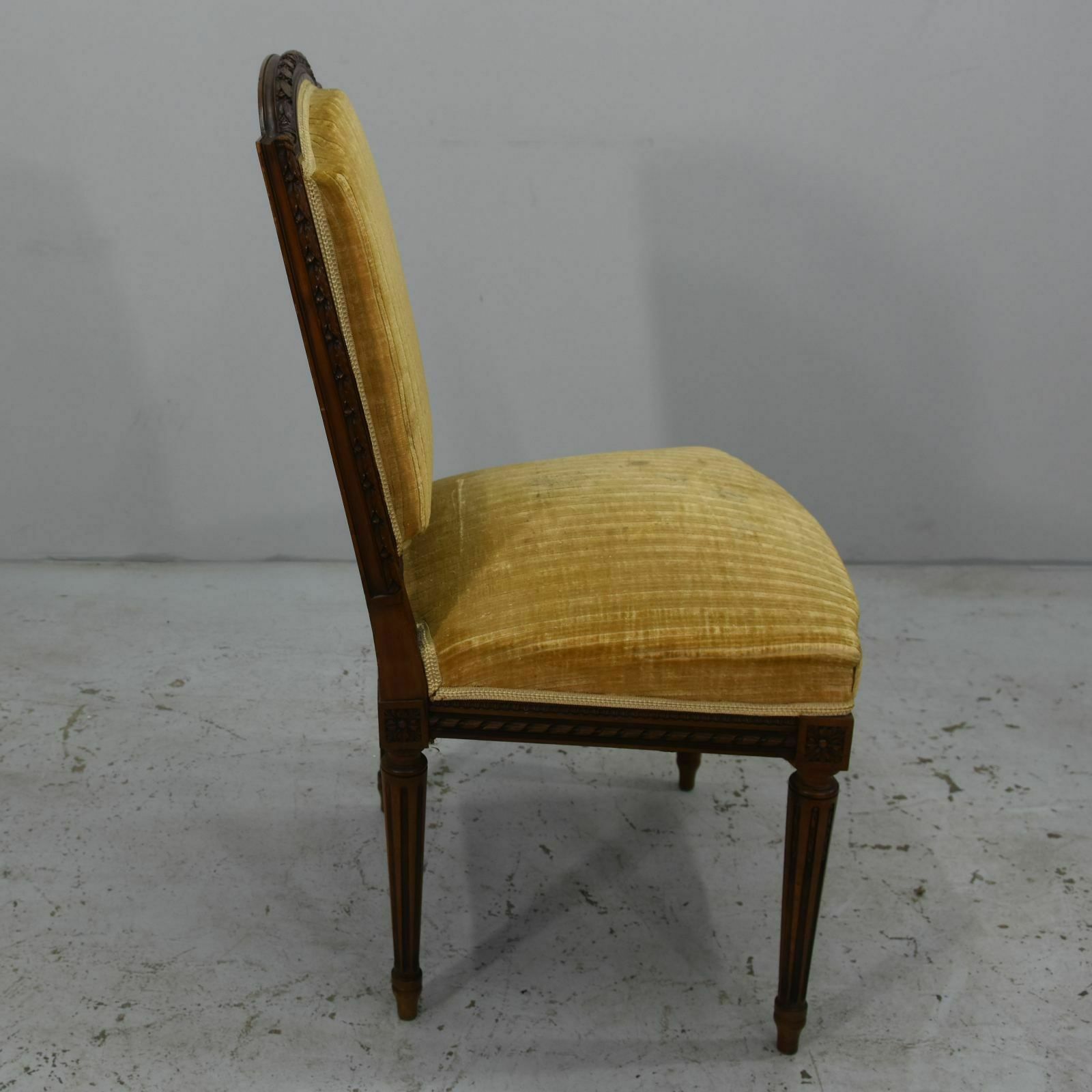 photo vintage Living Room With Louis XVI Style Chairs And Armchairs 4 Pieces Late 19th Century In Walnut