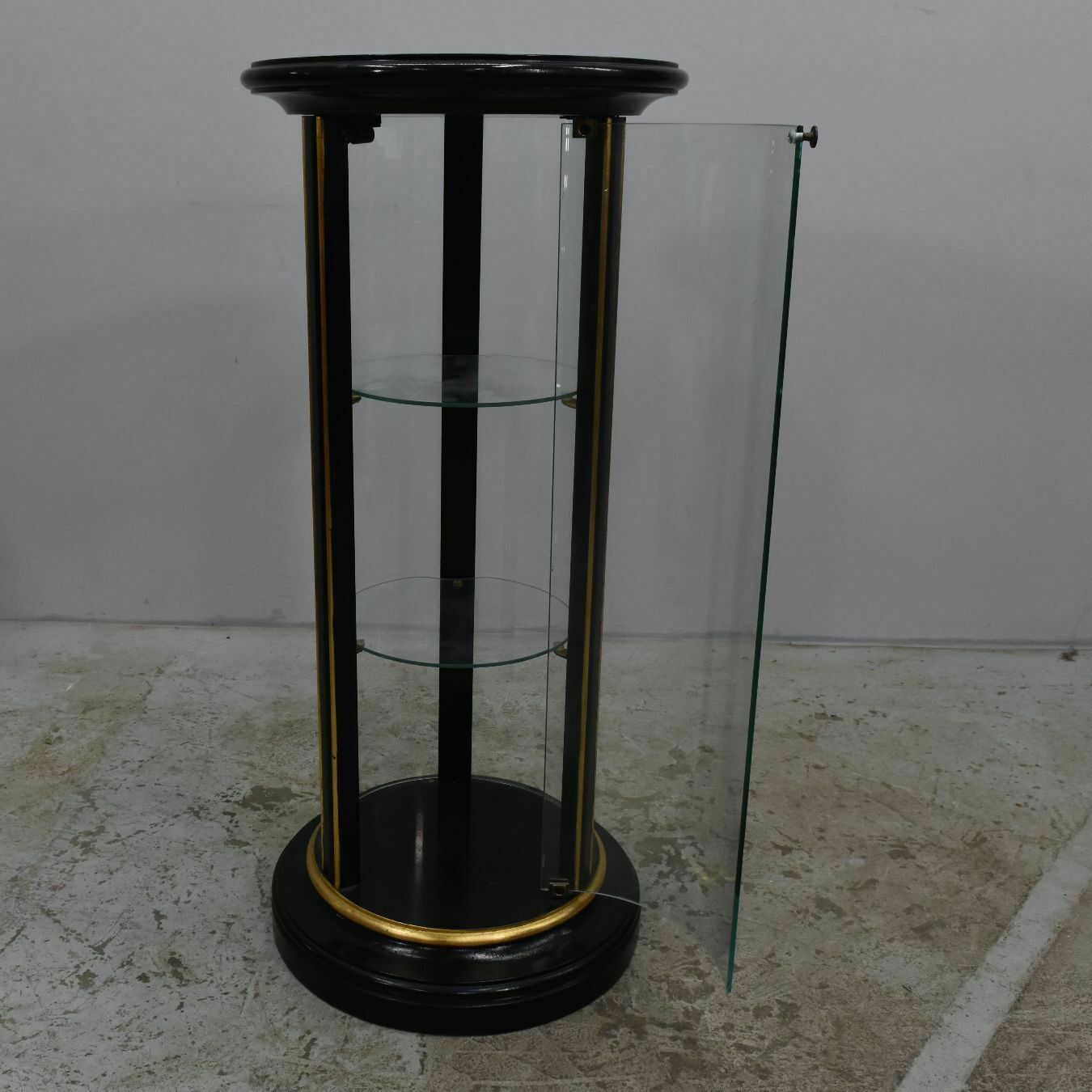 Round Lacquered Wood And Gilded Wood Store Window photo vinterior