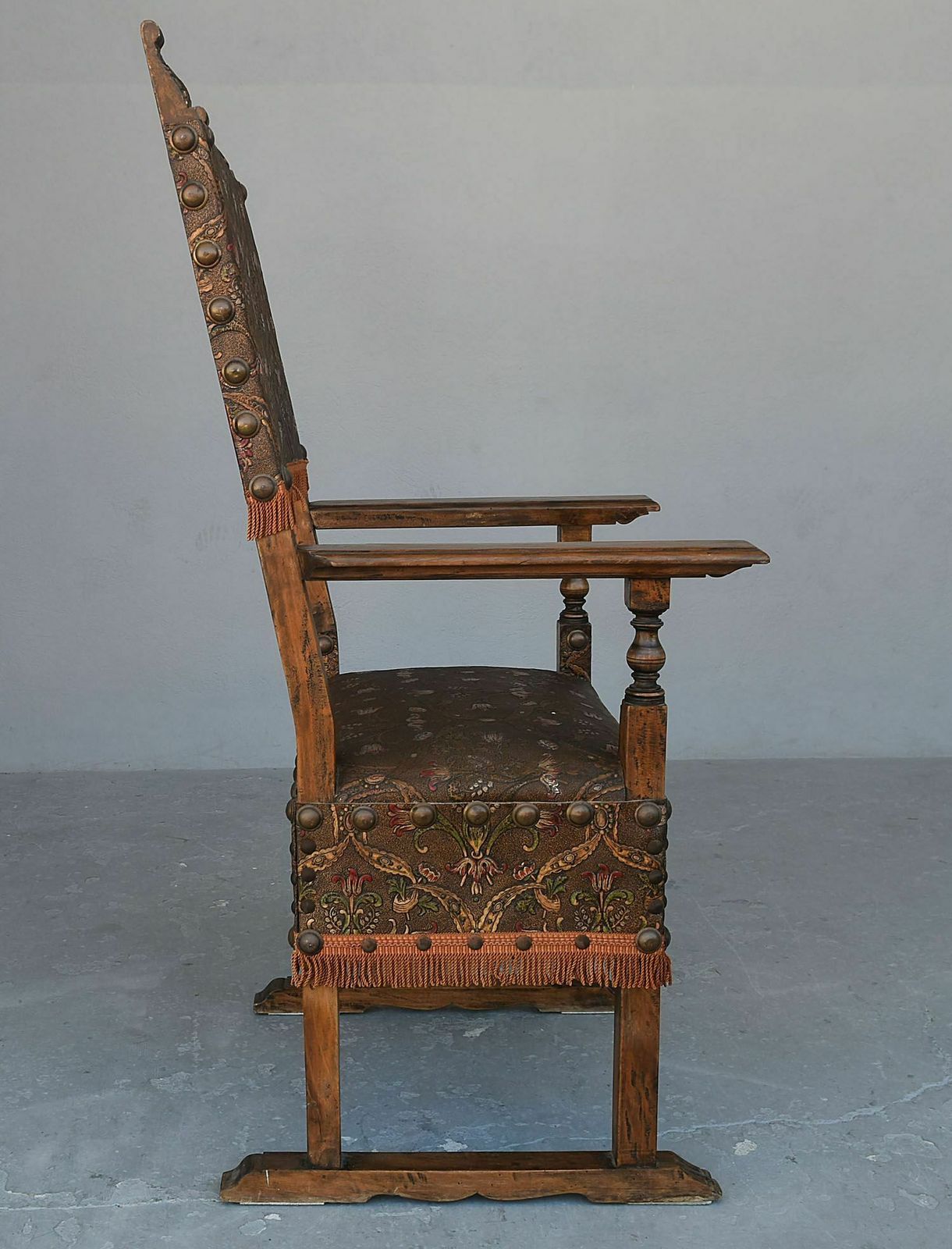 photo furniture Renaissance Walnut And Leather Style Lounge In Cordoba