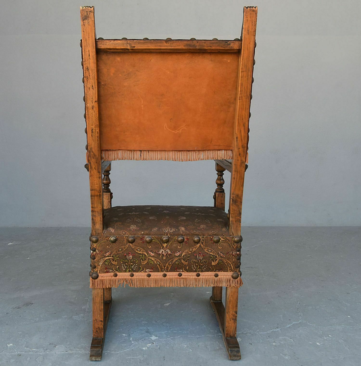 2377.0 Renaissance Walnut And Leather Style Lounge In Cordoba photo