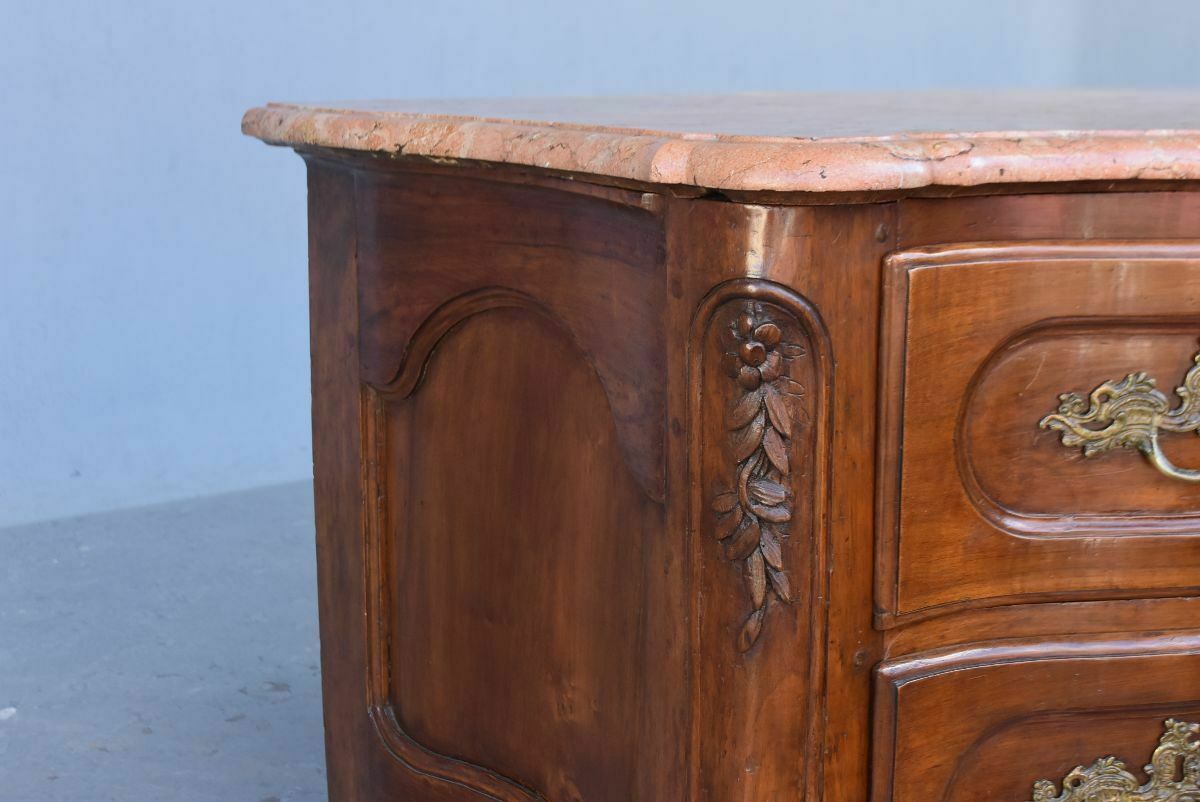 Crossbow Shaped Walnut Jumping Chest Of Drawers, 18th Century photo 14598.0