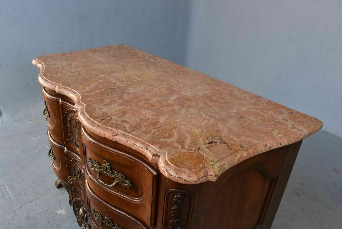 14598.0 Crossbow Shaped Walnut Jumping Chest Of Drawers, 18th Century photo