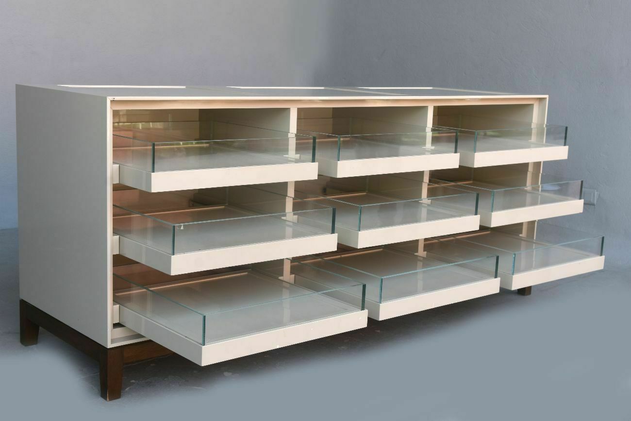 Burberry Cannes Luxury Cream Lacquered Wood Store Bank photo furniture