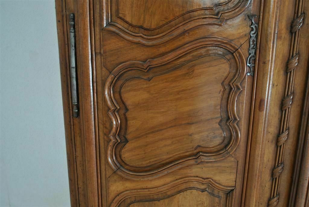 4104.0 Provençal Louis XV Wardrobe From The 18th Century In Walnut photo