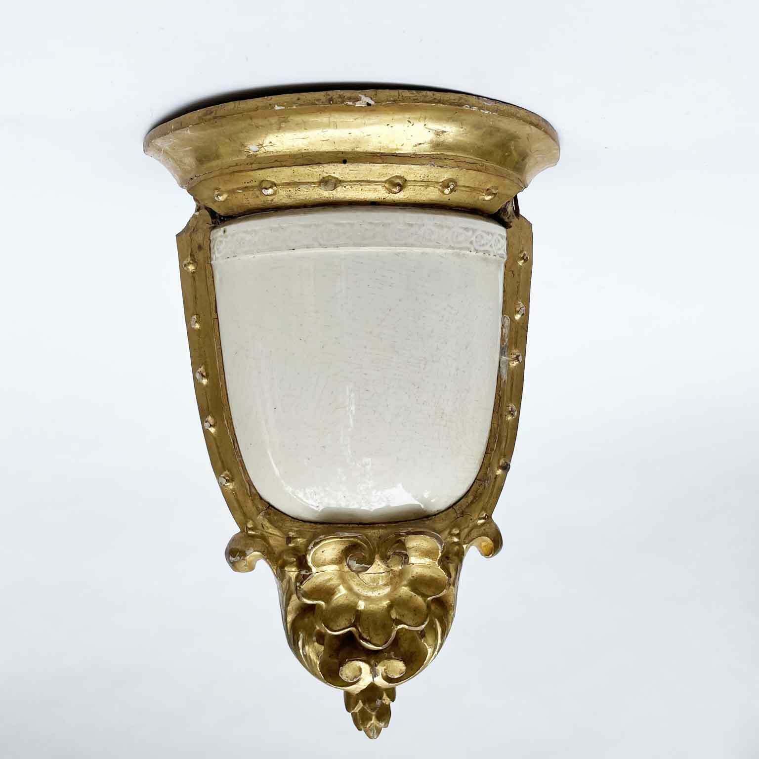 photo vinterior Pair Of Golden Shelves With Giustiniani 1800 Ceramics