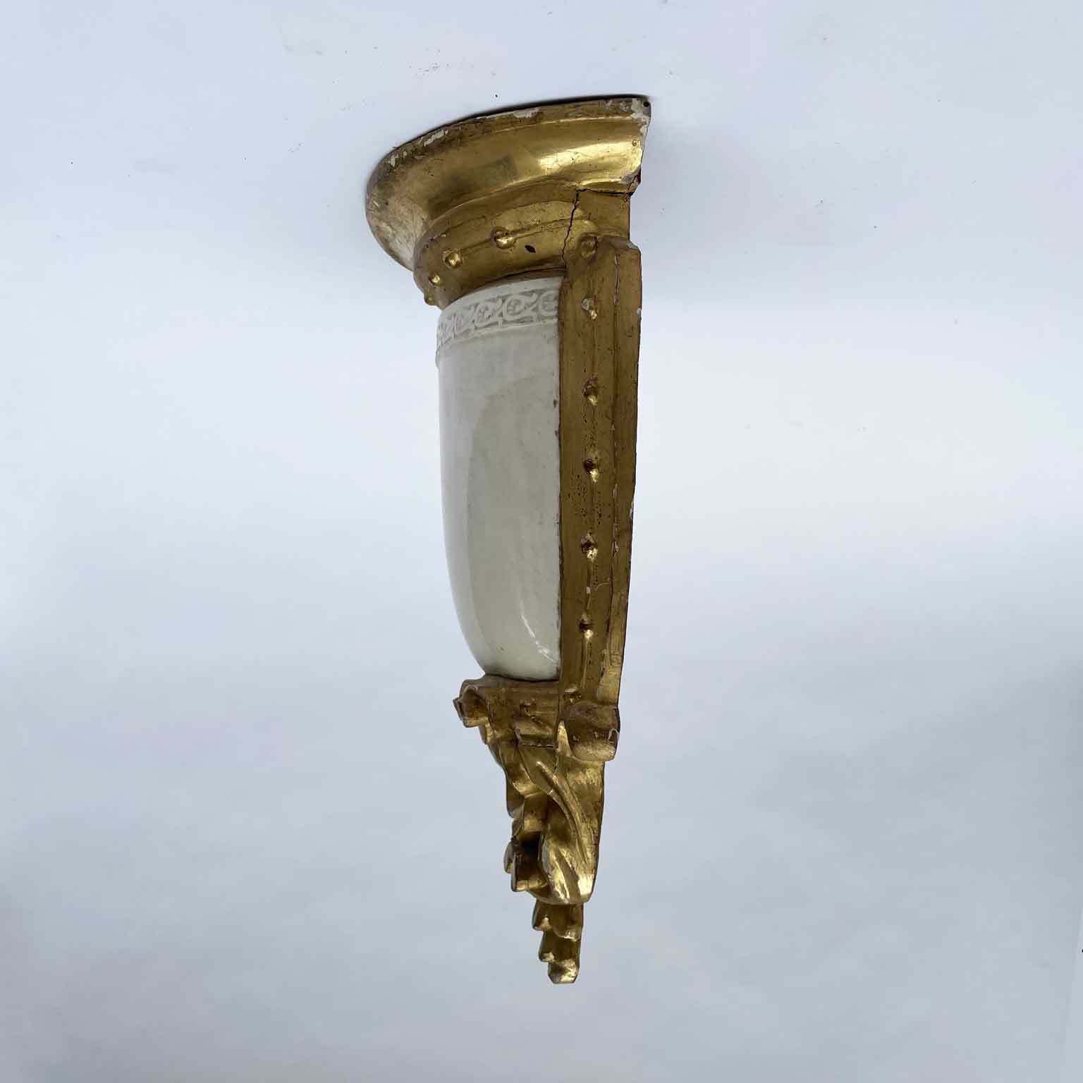 photo vintage Pair Of Golden Shelves With Giustiniani 1800 Ceramics