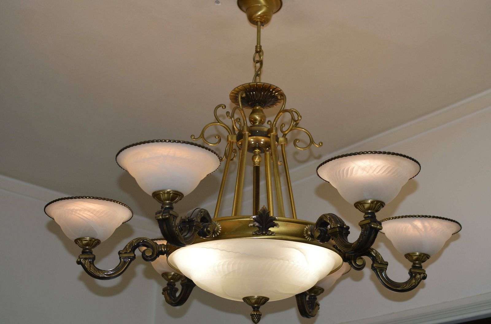 Art Nouveau Vintage Chandelier, Art Deco Chandelier 7 Ligth. Diameter 94 Cm