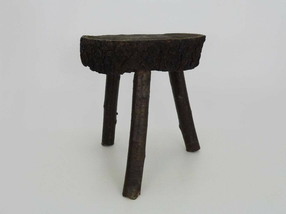 Tabouret à traire tripode en chêne, art paysan ariégeois, France (XIXe siècle) photo for sale