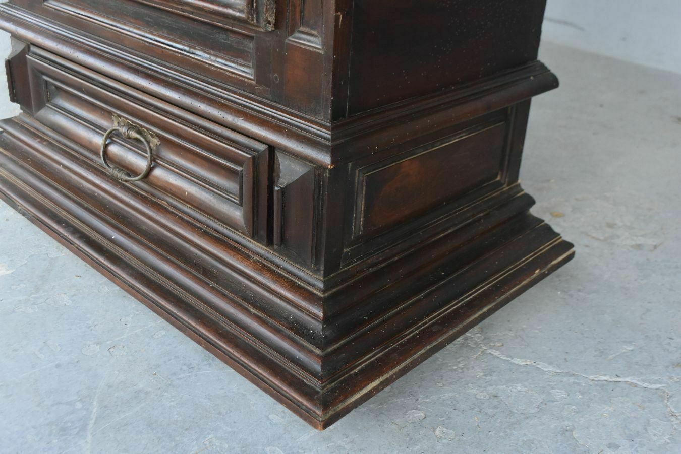 4155.0 Louis XIII Walnut Bonnetress XVIII photo