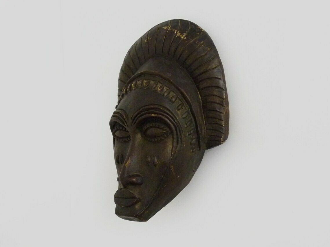 Masque en terre cuite de style africain, signé Siki. photo furniture