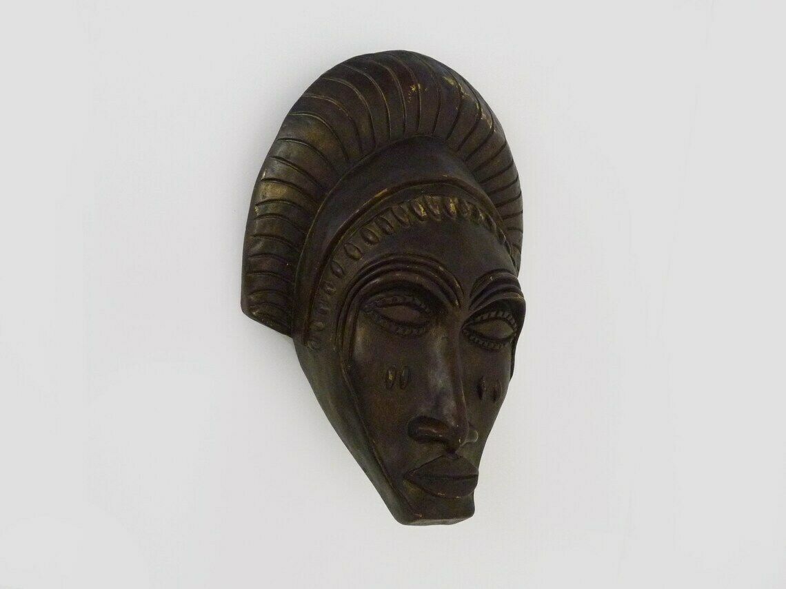 Masque en terre cuite de style africain, signé Siki. photo for sale