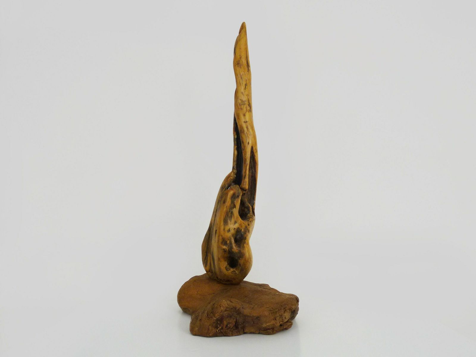 Sculpture en bois abstraite brutaliste. Signée J.M 2010 photo furniture