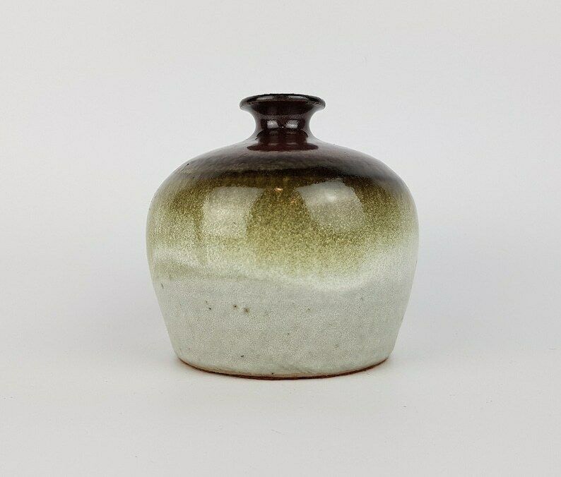 Vintage studio-aardewerk klein bruin en beige vaasje met vilten bodem, jaren 1960–70