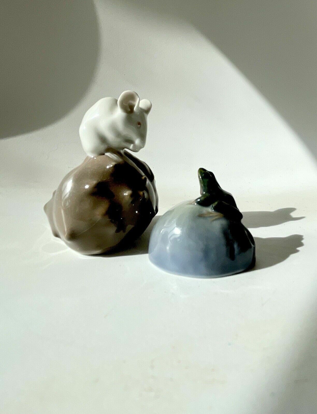 photo vinterior Royal Copenhagen Porcelain White Mouse On A Chestnut & Frog On A Stone Figurines