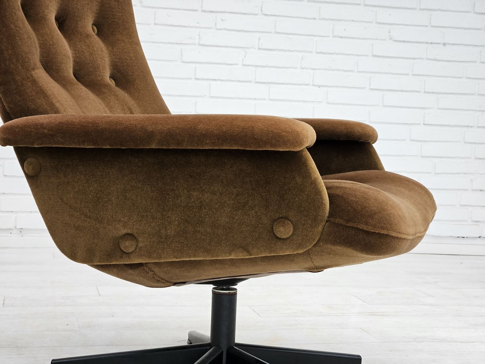 Vintage Scandinavische Draaifauteuil, Jaren 1970, Velours, Ongerestaureerde Staat. photo furniture