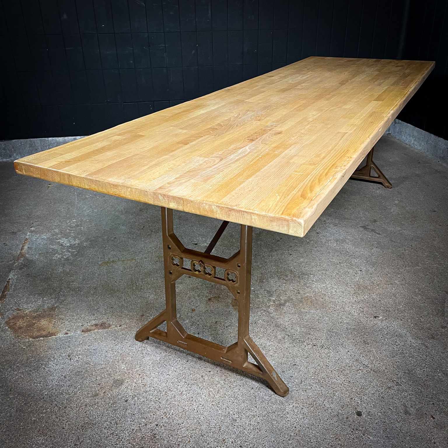 Industriële Eettafel Met Blad Van Beukenhout En Machinevoet